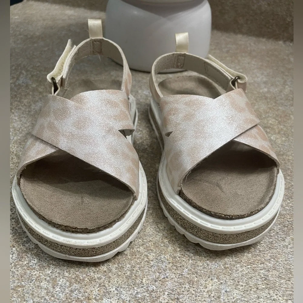 Beautiful sandals for girl size 7 (baby)